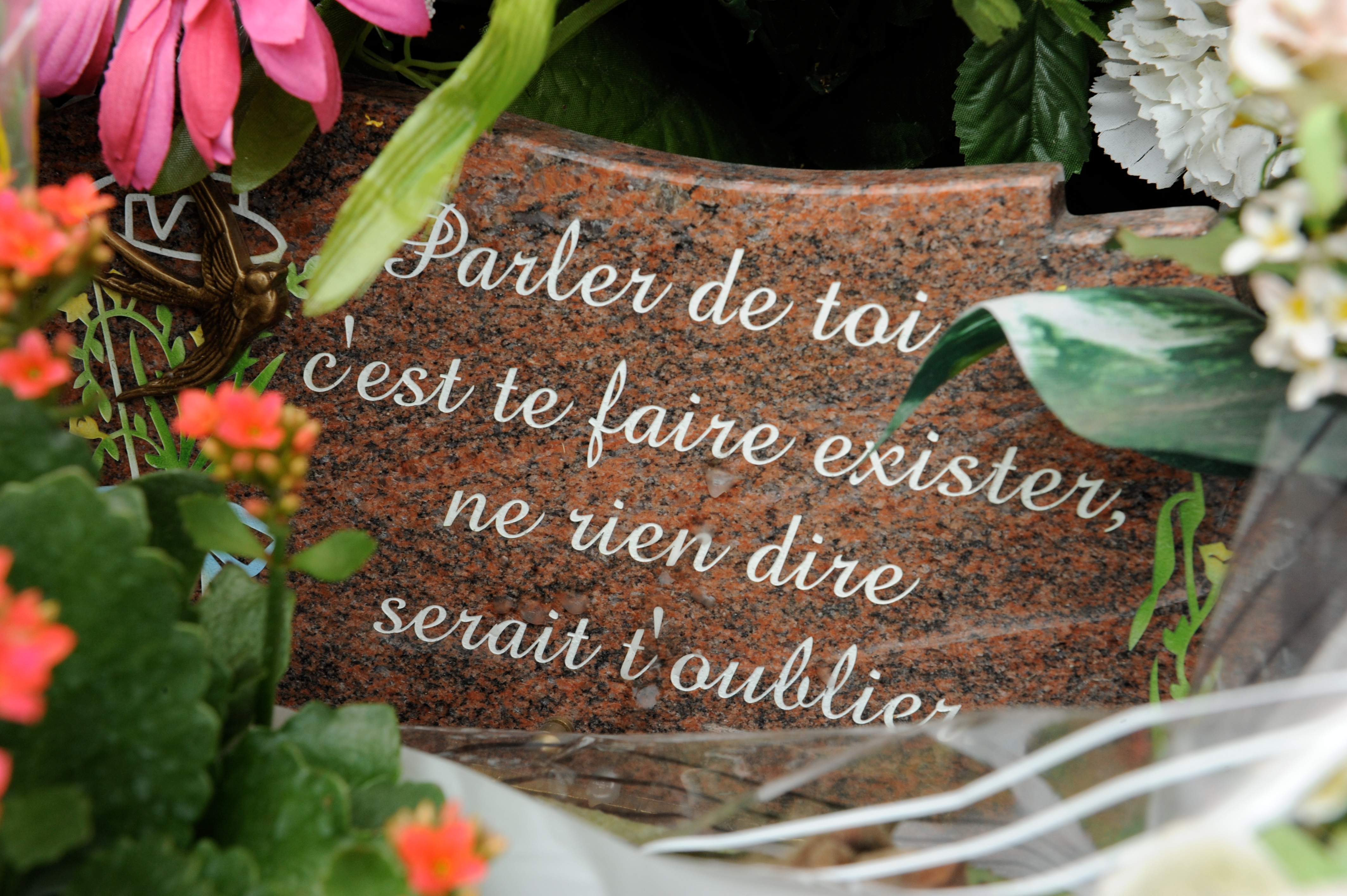 Plaque funéraire et composition florale
